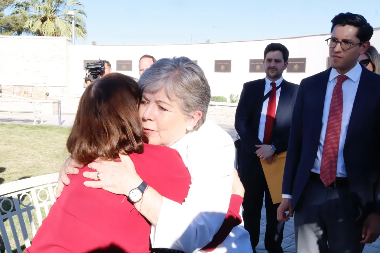 Canciller mexicana visita el memorial de las víctimas del tiroteo en El Paso
