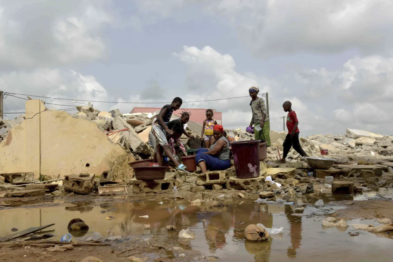 Por salud pública, Costa de Marfil derriba casas