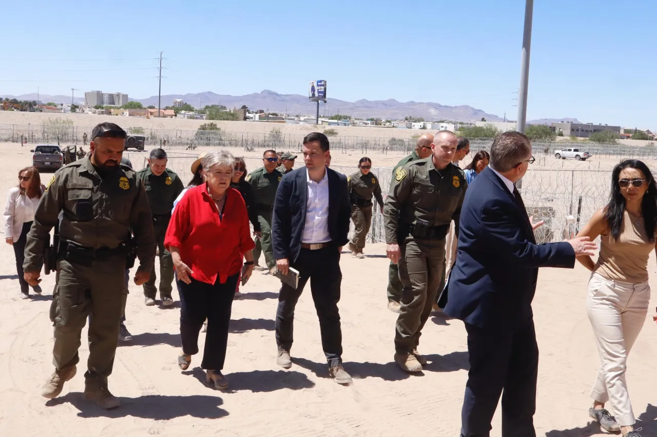 El Paso: Visita canciller Bárcena las puertas donde cruzan migrantes