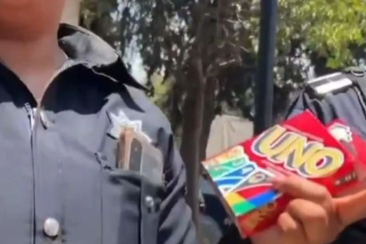 Por jugar ‘Uno’ en la calle, policías intentan detener a jóvenes