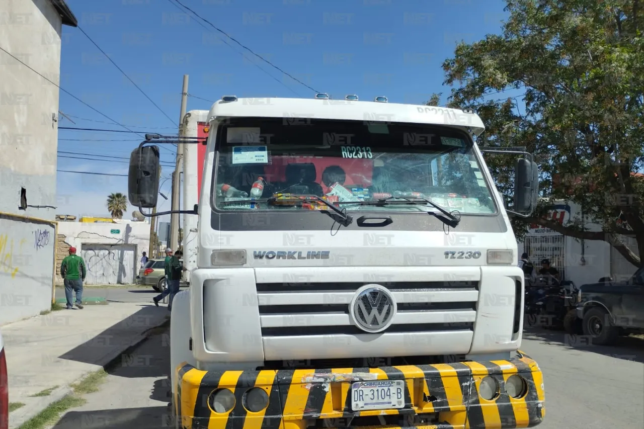 Juárez: Se pasa semáforo y choca a camión de cerveza