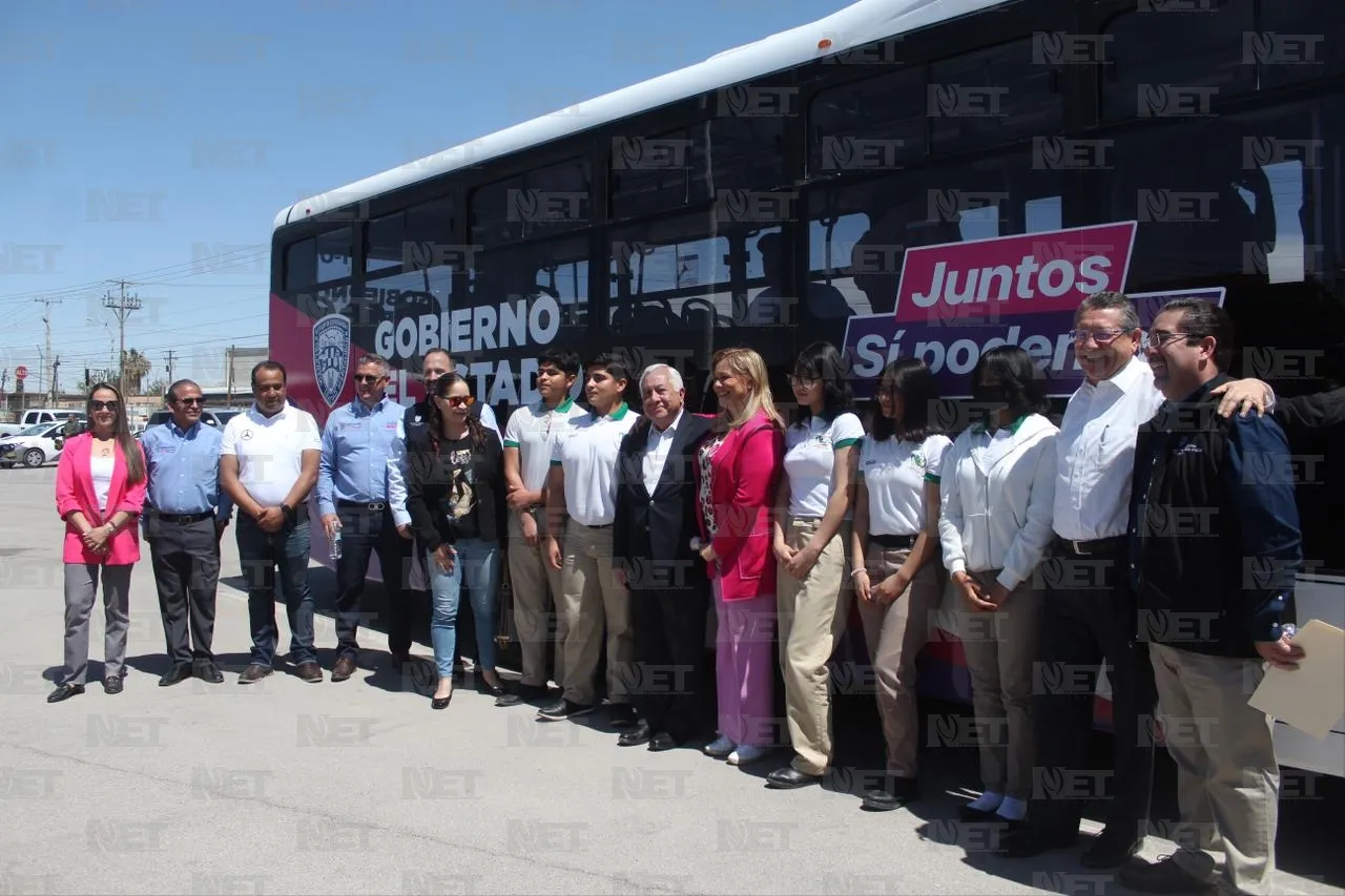 Entrega Maru Campos camiones del BRT y tarjetas a usuarios