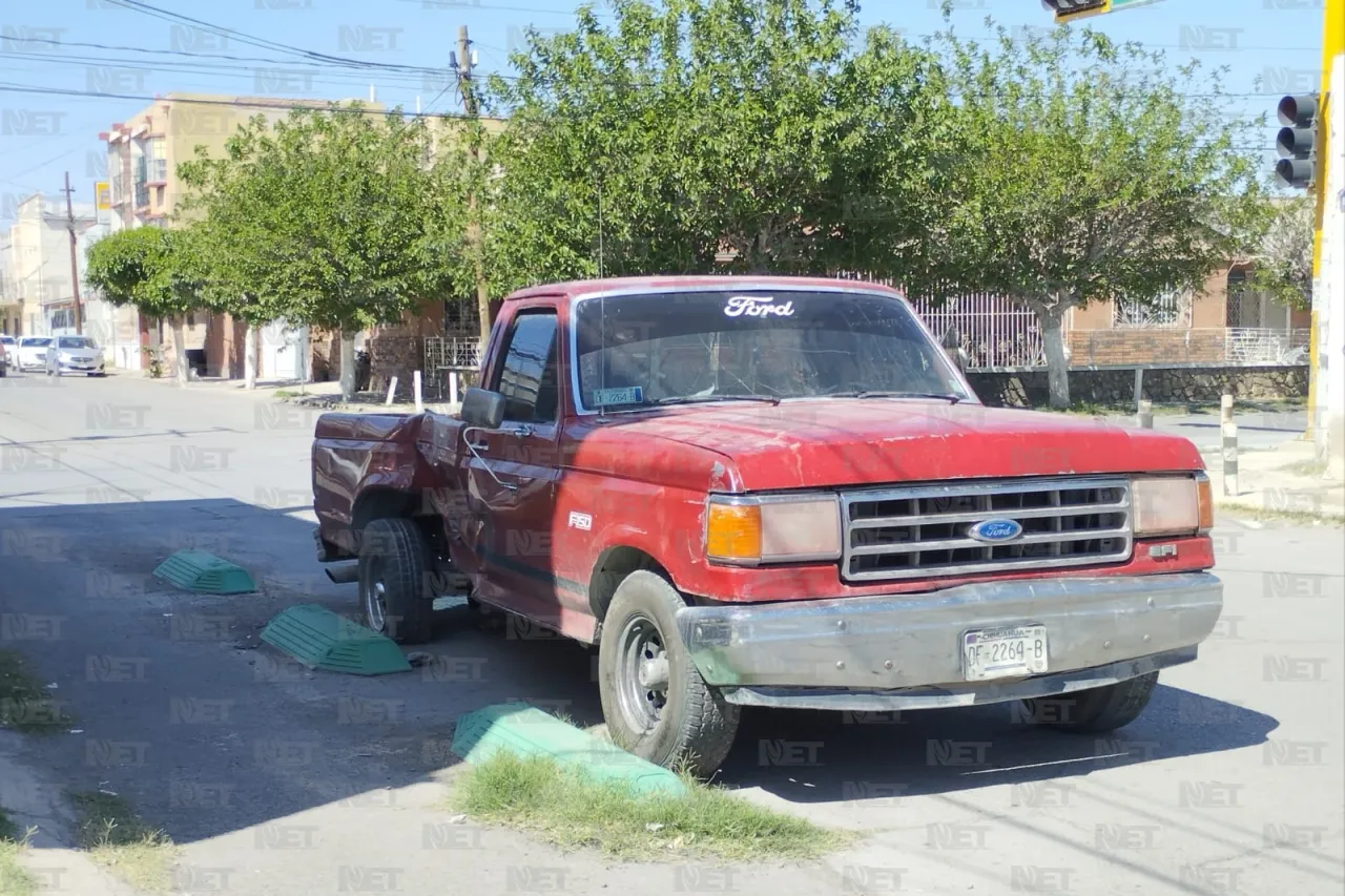 Juárez: Se pasa semáforo y choca a camión de cerveza