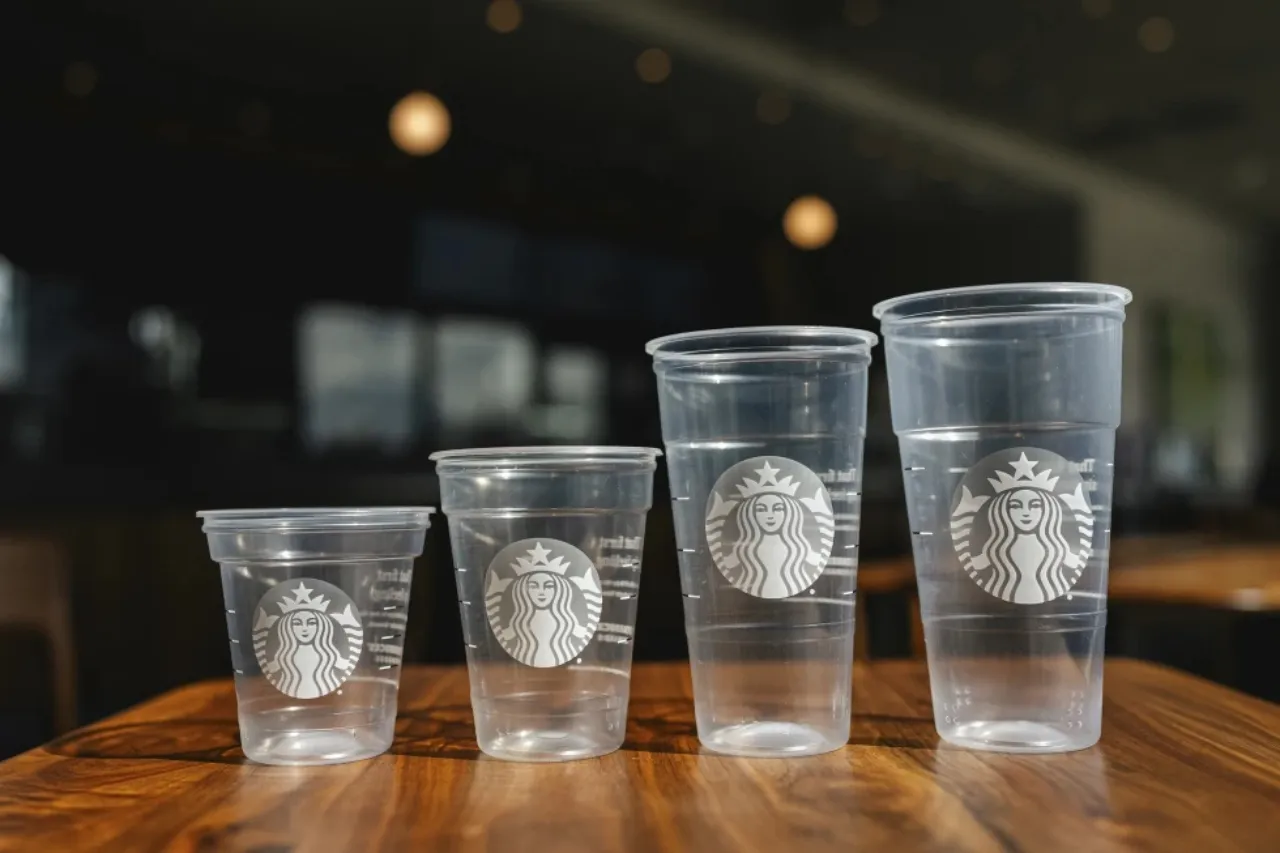 Lanzará Starbucks vasos desechables con hasta 20% menos plástico