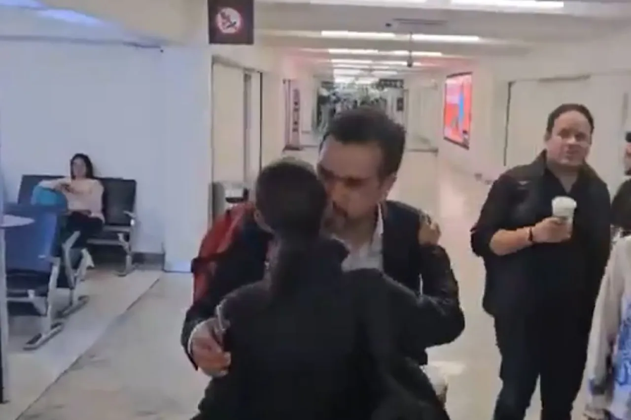 Coinciden Sheinbaum y Máynez en aeropuerto; hubo beso y abrazo