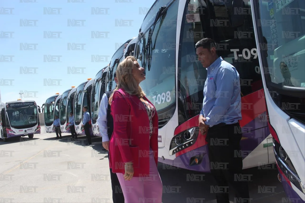 Entrega Maru Campos camiones del BRT y tarjetas a usuarios