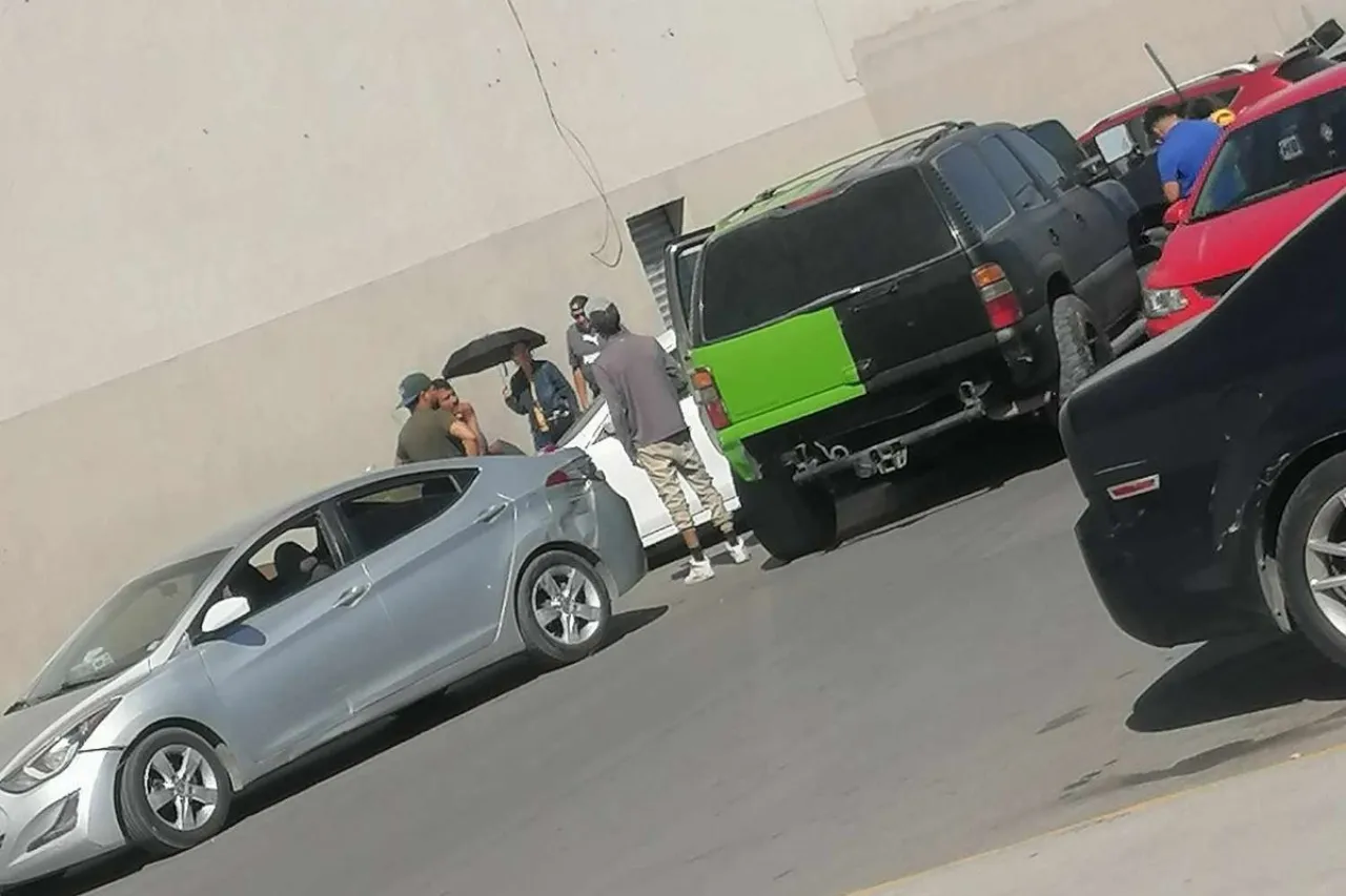 Juárez: Se distrae con el celular y choca a tres vehículos