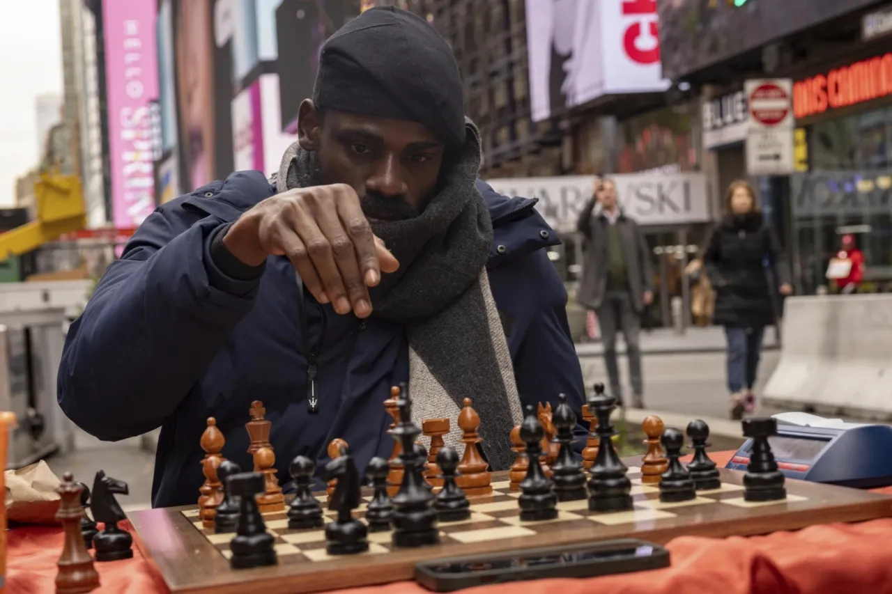 Un campeón de ajedrez nigeriano juega la partida real durante 60 horas