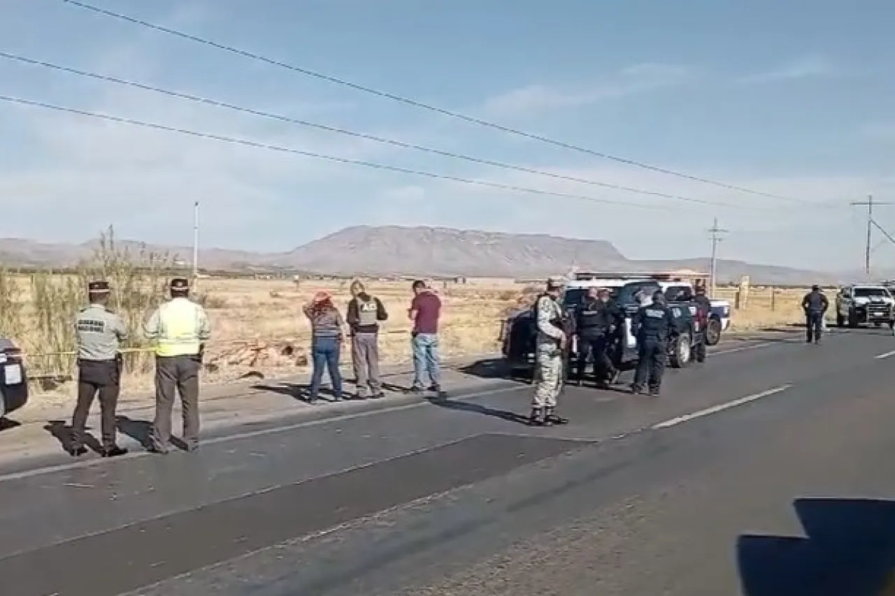 Hallan 8 cuerpos sin vida apilados en carretera a Juárez