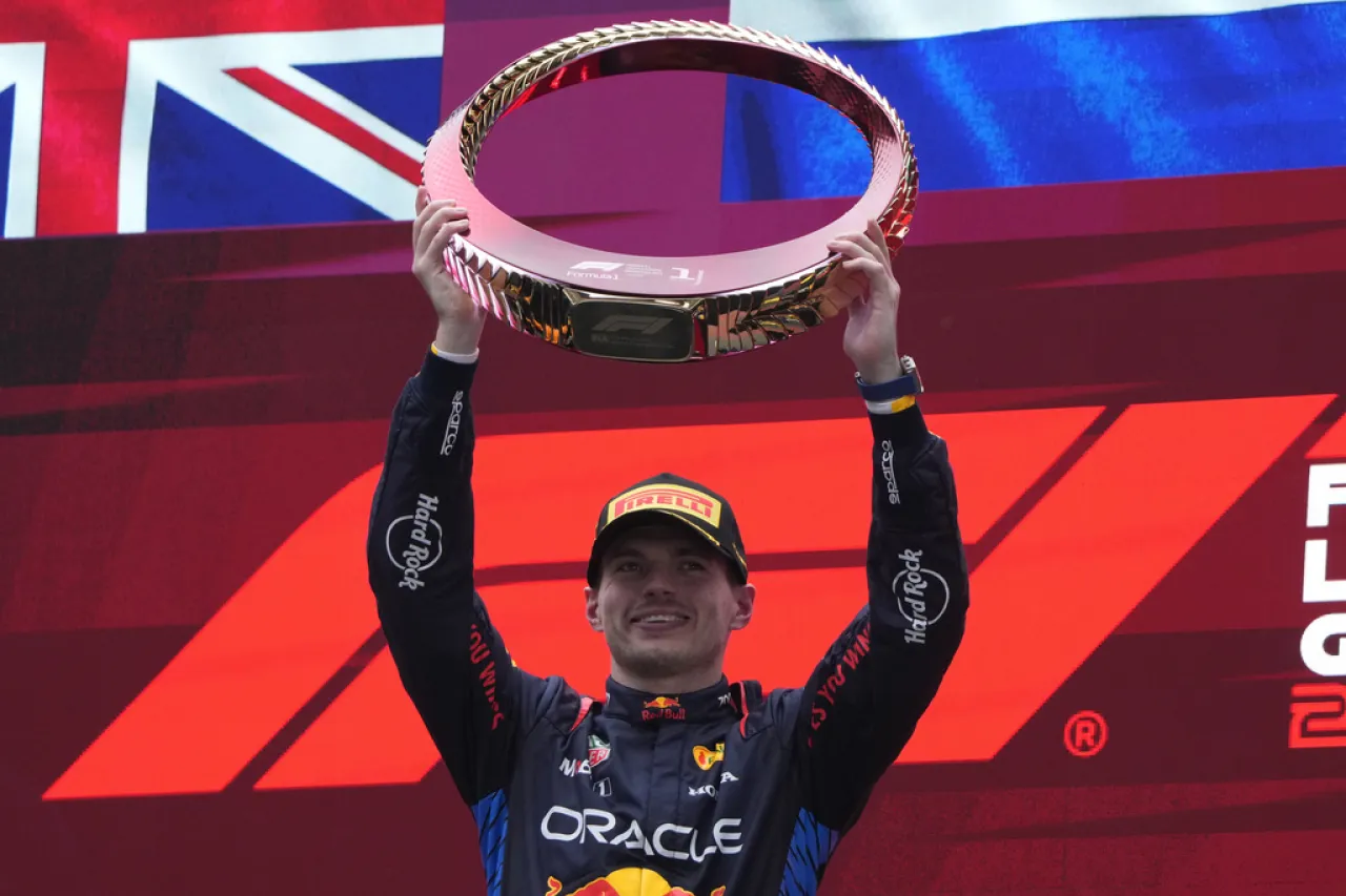 Verstappen gana el Gran Premio de China; 'Checo' en 3ro