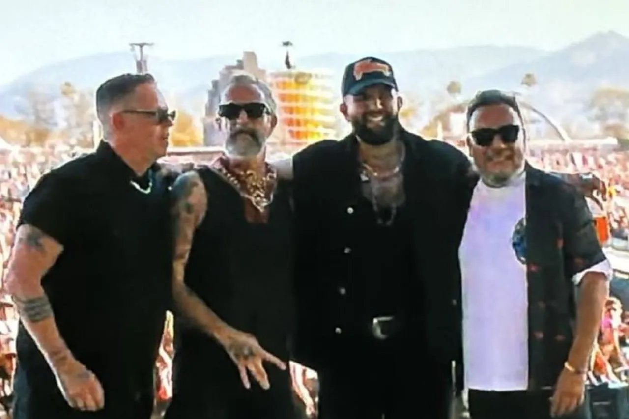 Carin León se pone rockero y toca con Molotov en Coachella
