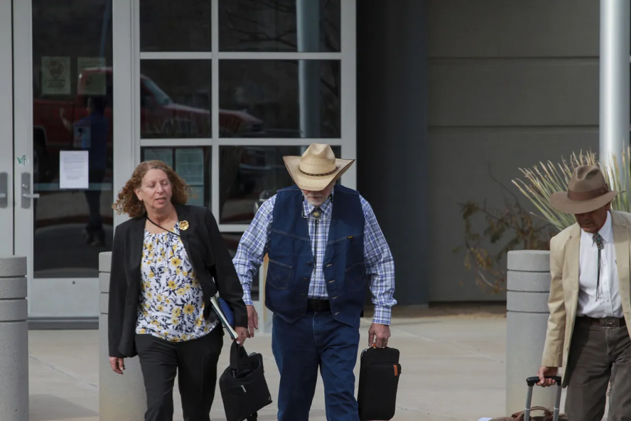 Declara juicio nulo en caso de ranchero acusado de matar a migrante en Arizona