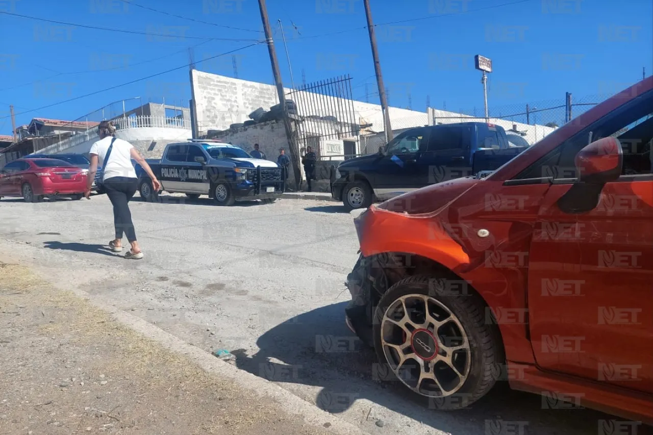Choca patrulla contra auto en Galeana