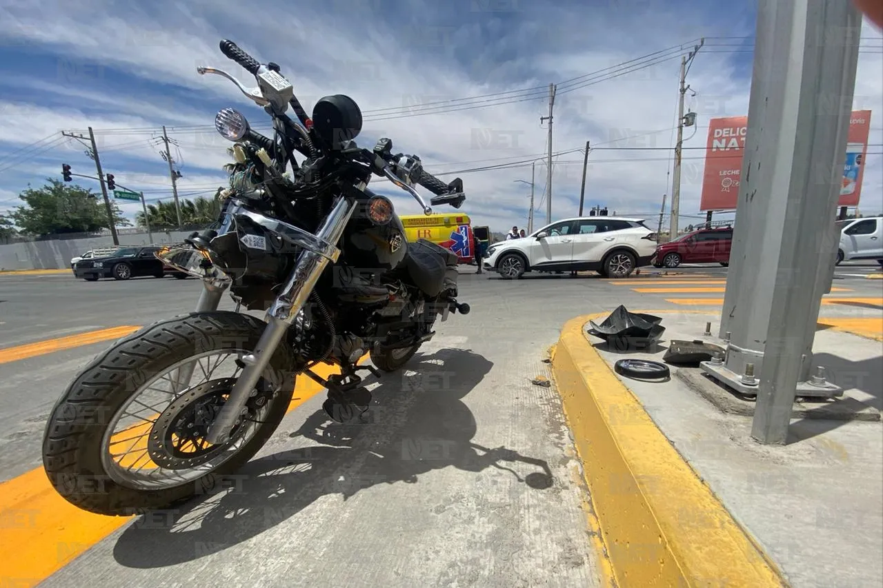 Choca motociclista a camioneta; se fractura el brazo