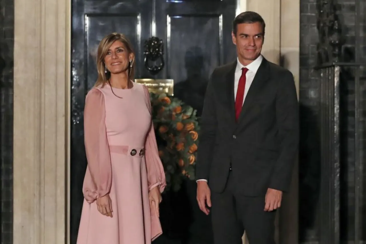 Analiza presidente del Gobierno Español renuncia tras acusaciones a su esposa