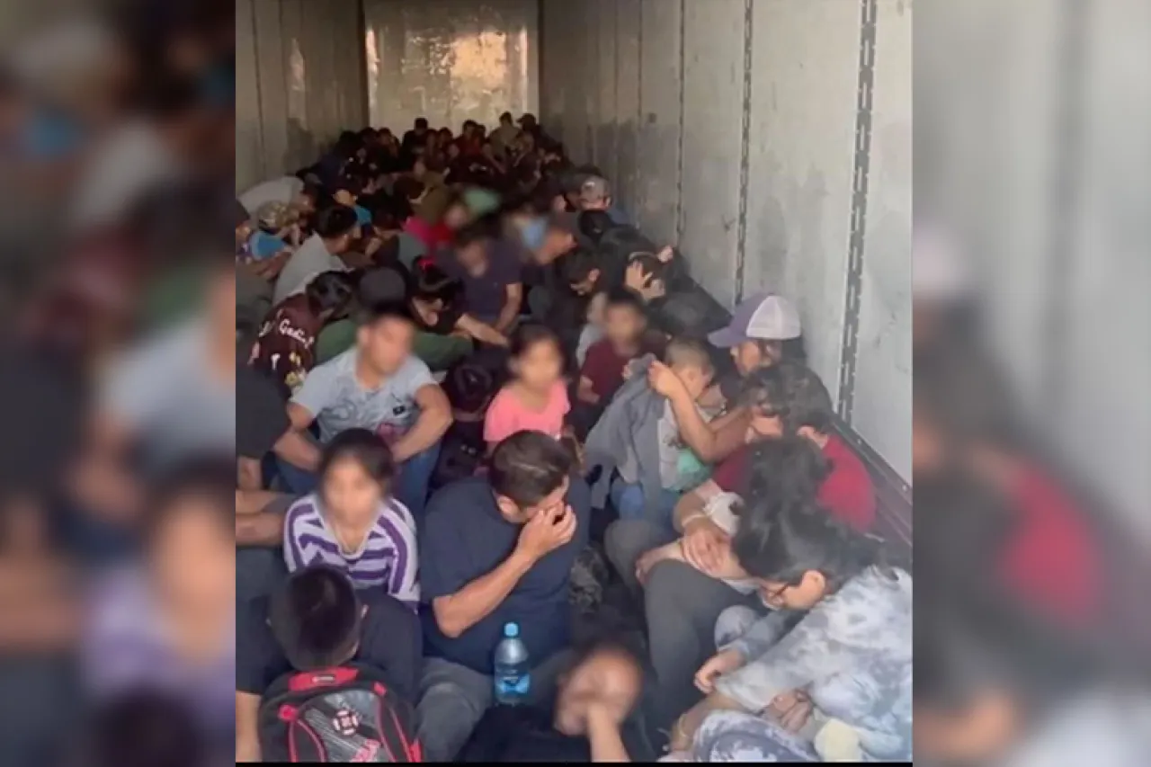 Rescatan a más de 100 migrantes de tráiler en carretera a Juárez