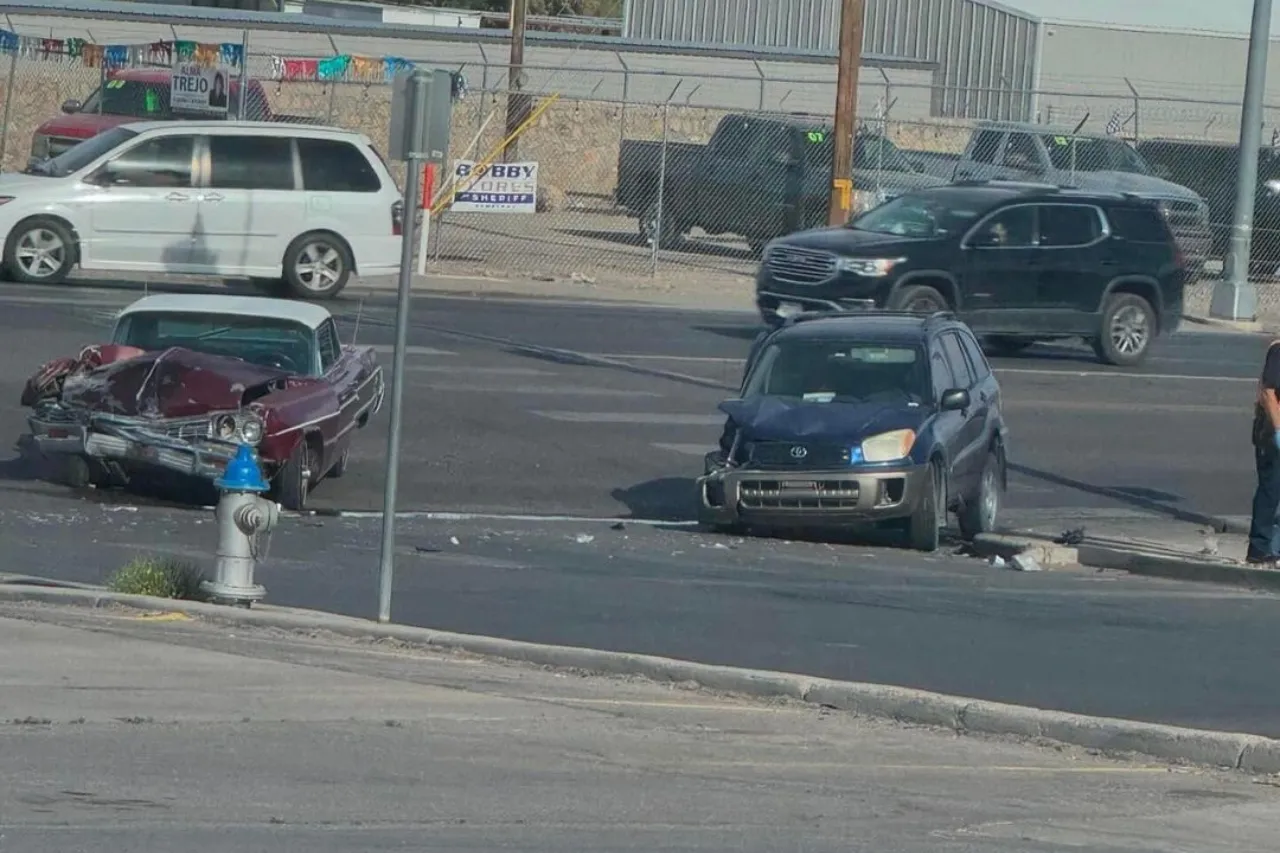 Video: Destroza auto clásico en choque en El Paso