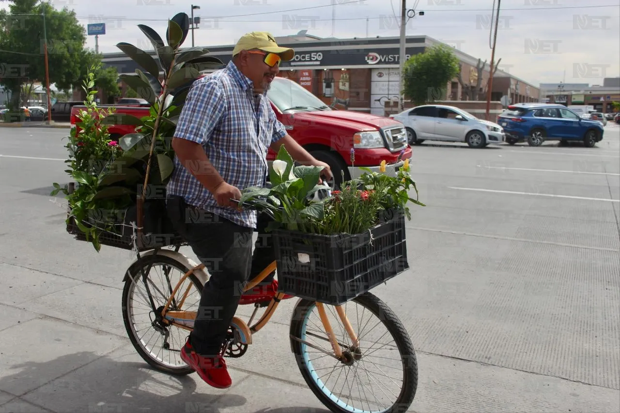 Don Valentín mueve un poquito de ecología en su bicicleta 