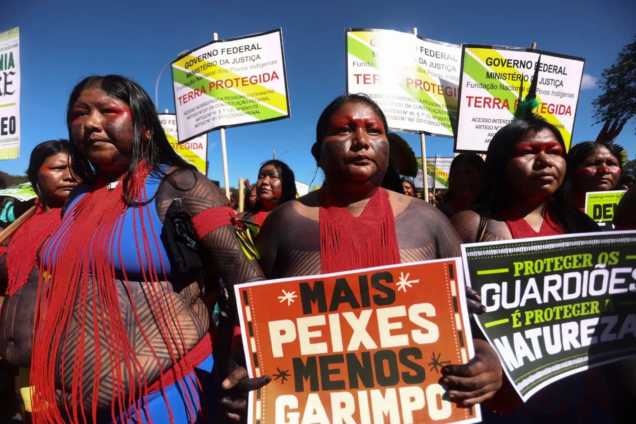 Indígenas de Brasil marchan por sus derechos a tierras