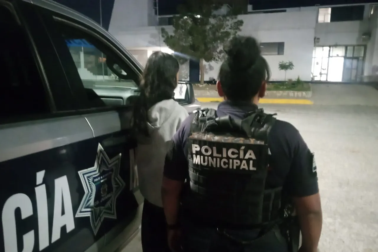 Policías de Juárez resguardan a menor que tenía reporte de desaparición