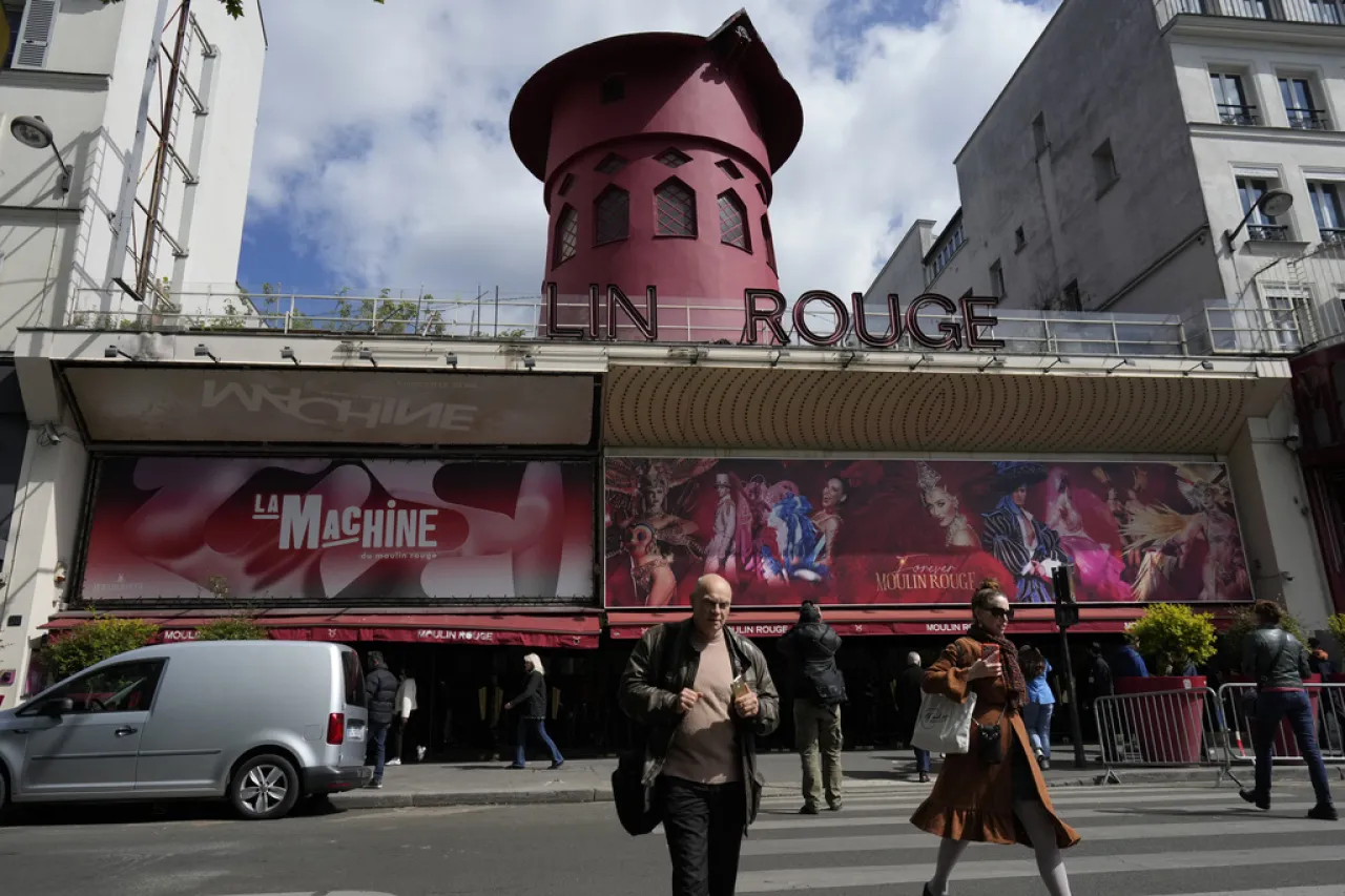 Caen las aspas de mítico Moulin Rouge en París