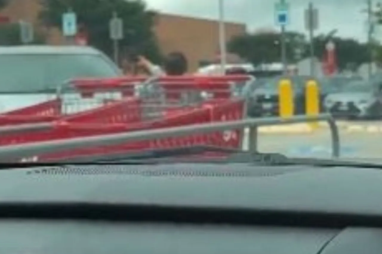 Mujer olvida a su bebé en carrito del supermercado; la exhiben en redes