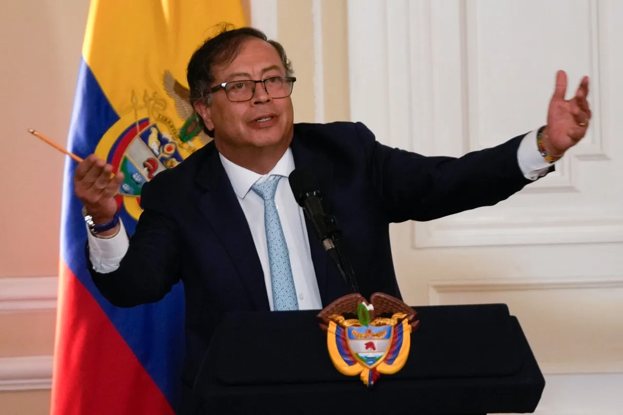 Presidente colombiano pide mostrar bandera de la extinta guerrilla M-19 en la qu