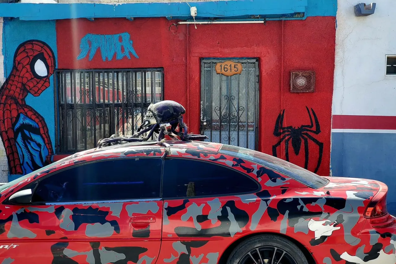 Juarense pinta su casa de Spider-Man