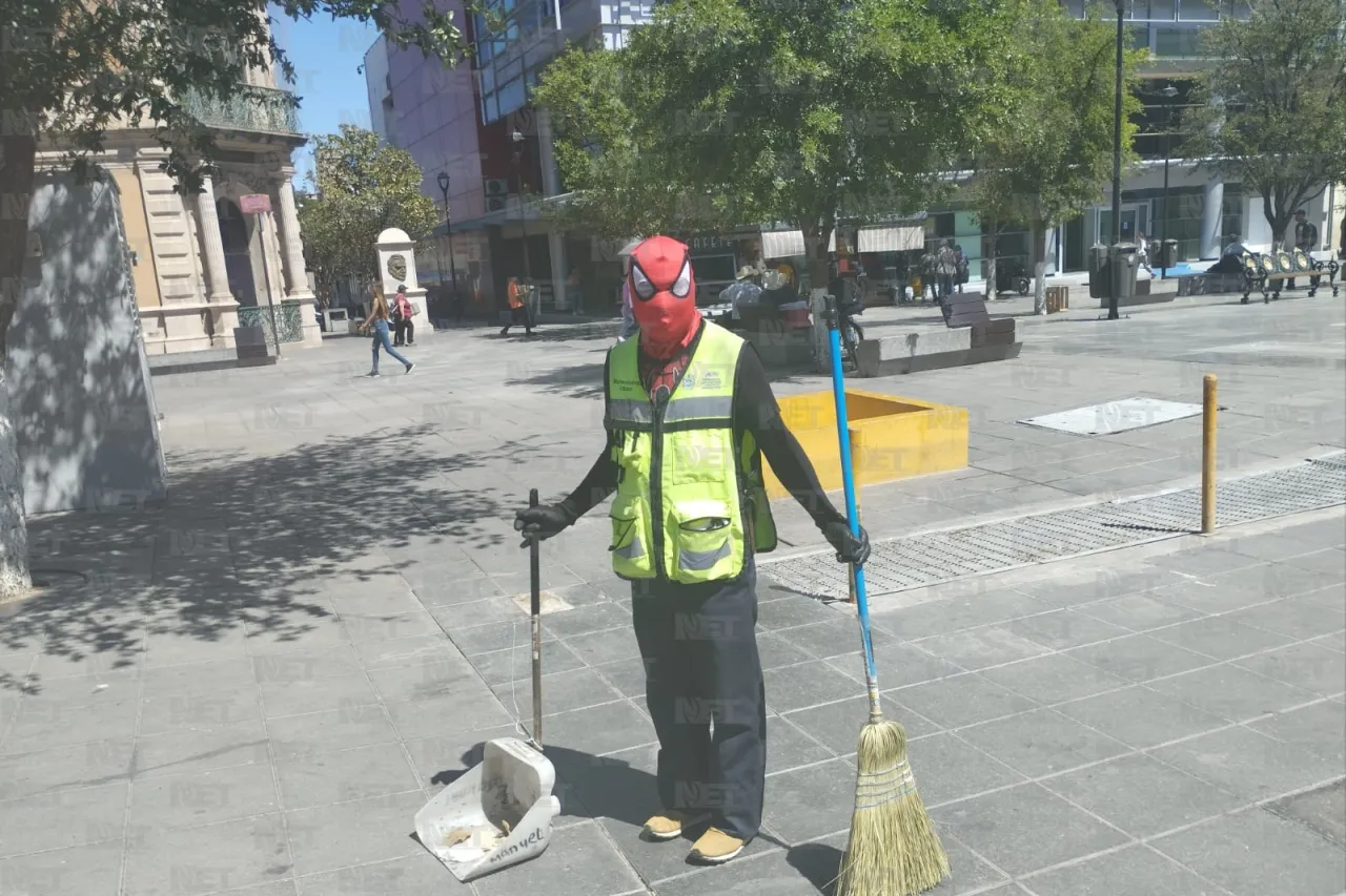 Spiderman limpia las calles de Chihuahua capital