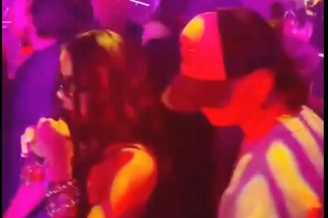 Filtran videos de Peso Pluma y Anitta besándose en un antro