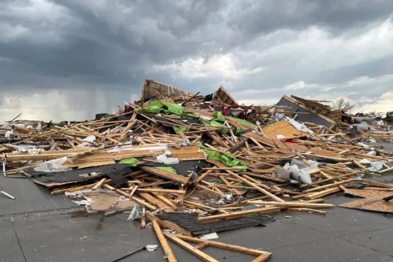 Tornados destrozan casas en Nebraska y en Iowa