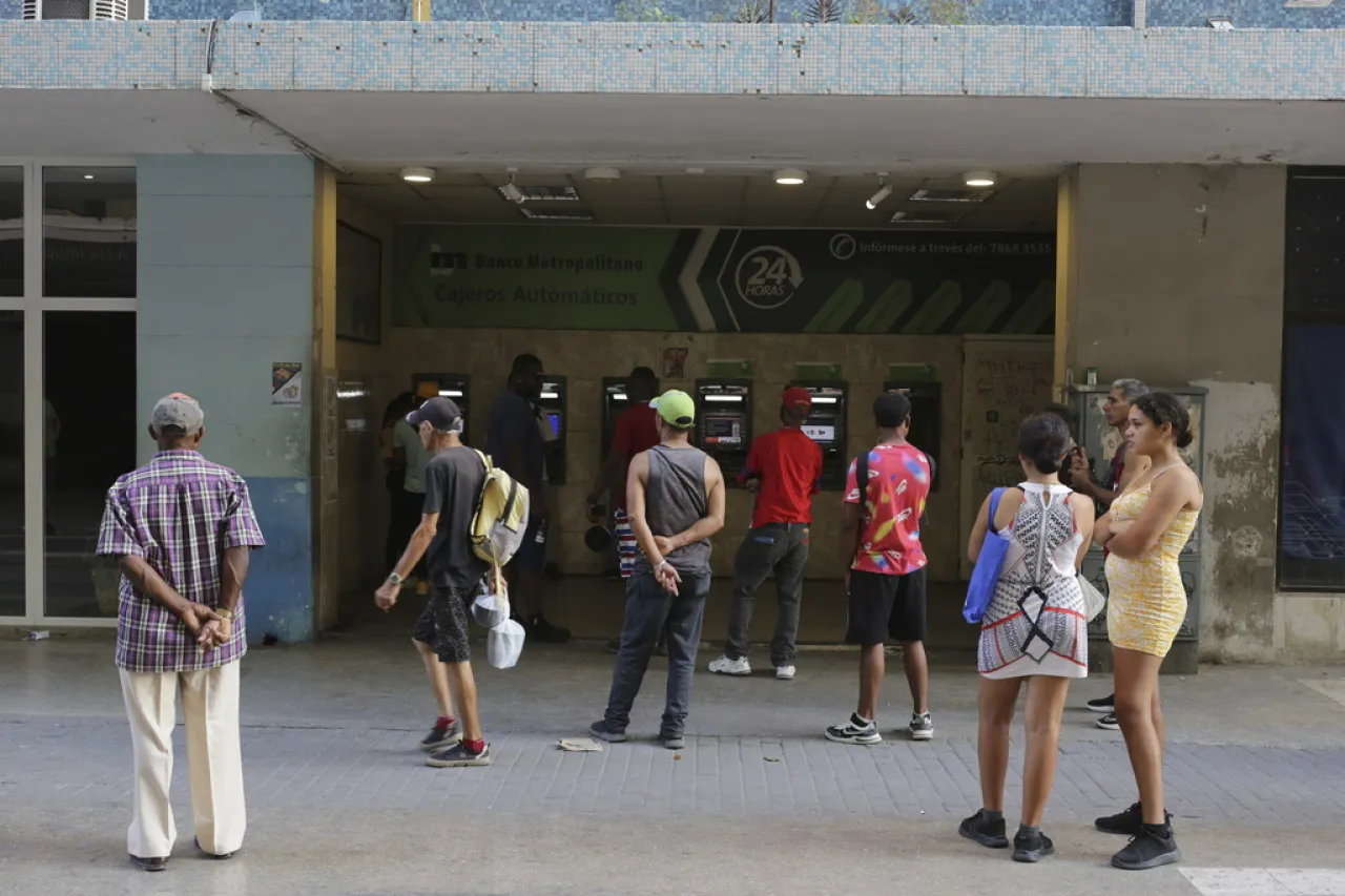 Falta de efectivo de pesos cubanos se suma a dificultades en la isla