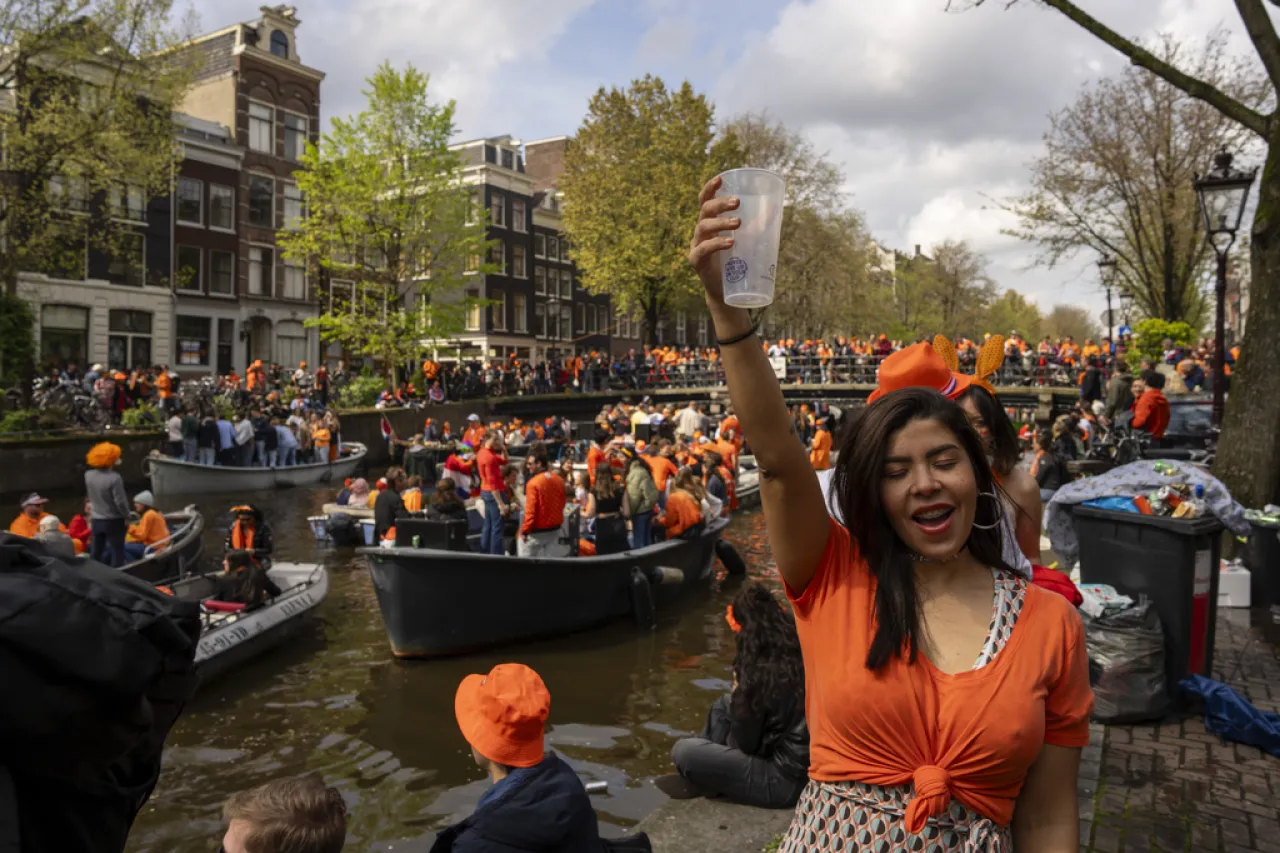 Holandeses celebran el Día del Rey vestidos de naranja