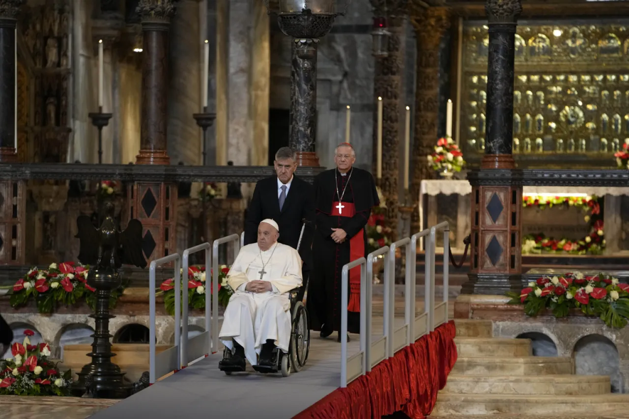 Papa visita Venecia para hablar con artistas y reclusas