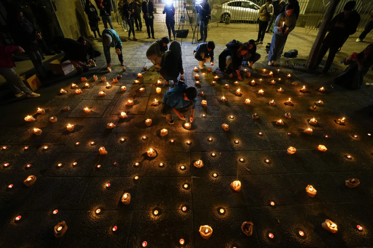 Emotivos funerales en honor de tres policías asesinados en el sur de Chile