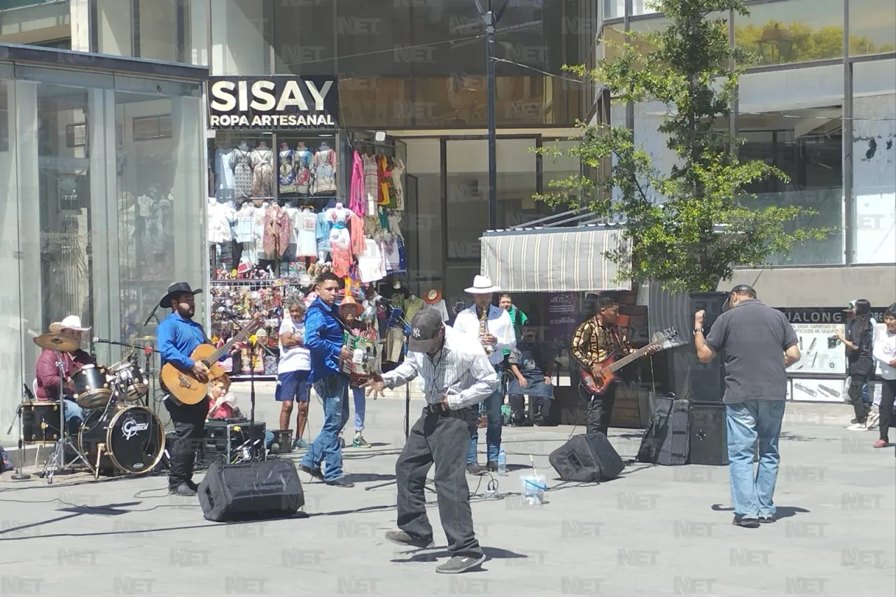 Deleitan músicos a paseantes del Centro de la ciudad