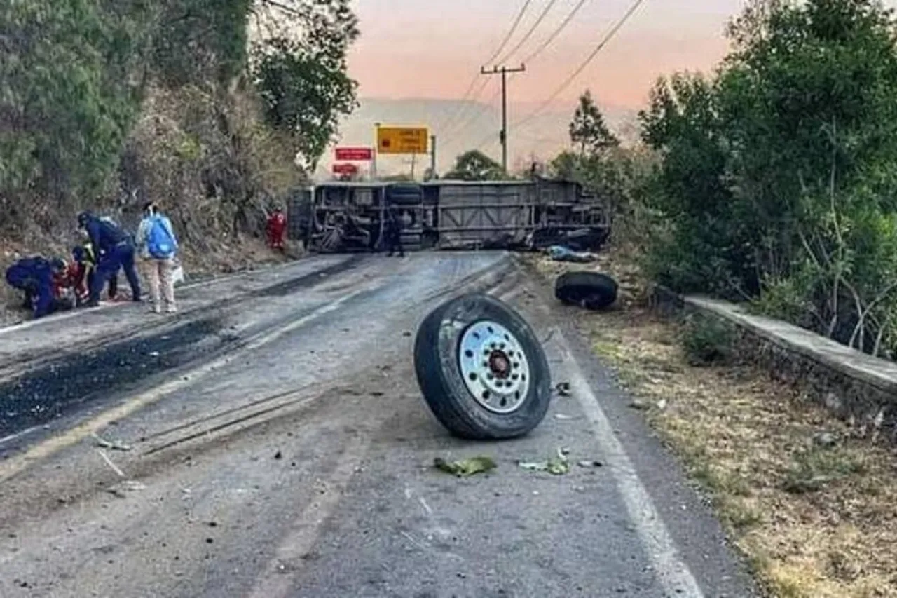 Vuelca camión con peregrinos en el Edomex: 14 muertos y 31 heridos