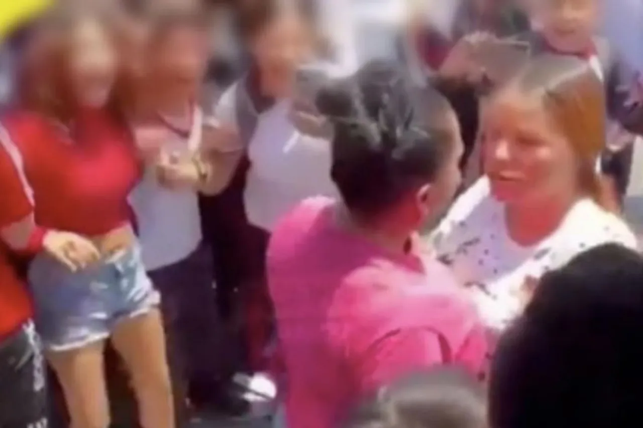 Video: Madres de familia se agarran a golpes afuera de secundaria