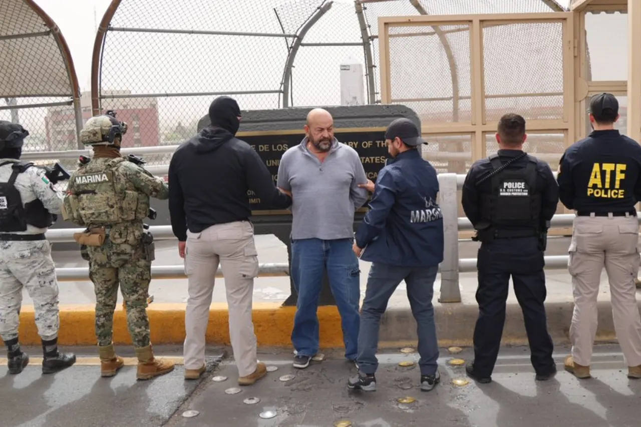 Extraditan a El Paso a hombre buscado por contrabando de armas