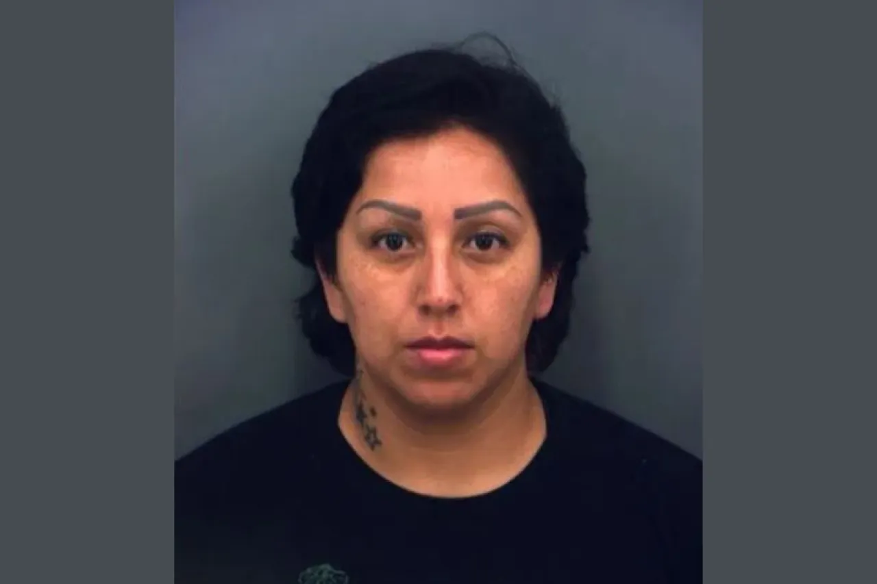 Arrestan a mujer que descuidó a menores en El Paso
