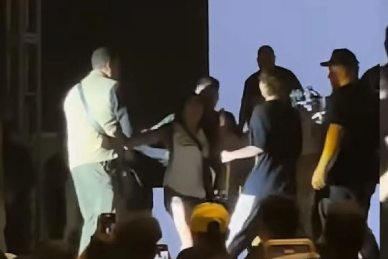 Fan acosa a Natanael Cano en el escenario y le lanza celular