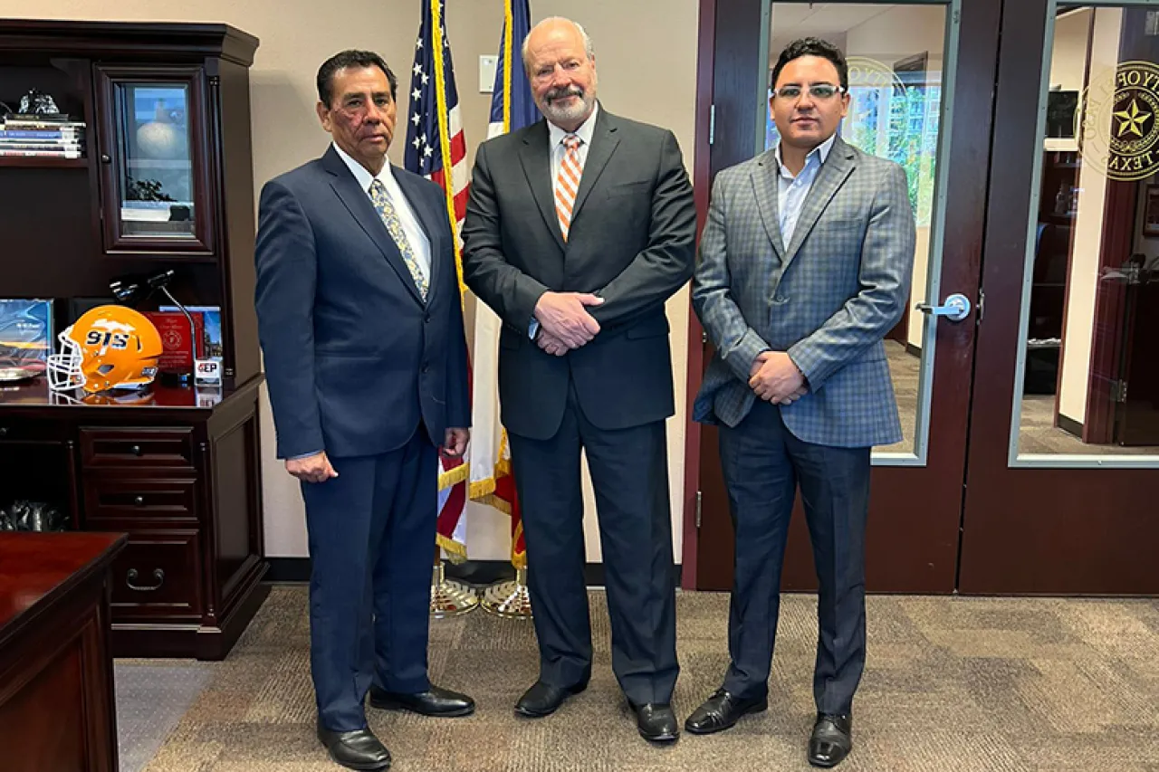 Se reúne el presidente municipal con el alcalde de El Paso