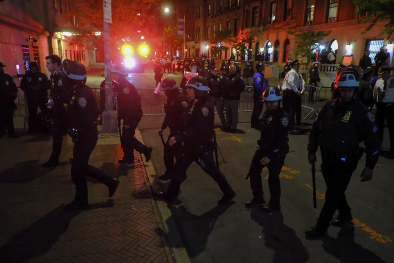 Policías de NY entran a universidades para desalojar manifestantes