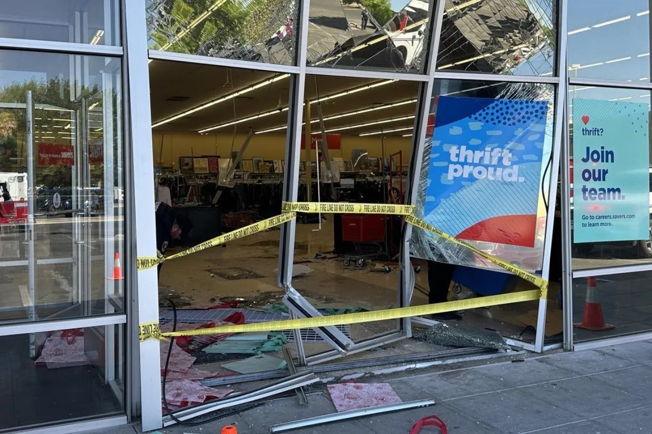 Muere una de las 15 personas heridas en choque contra tienda en Las Cruces