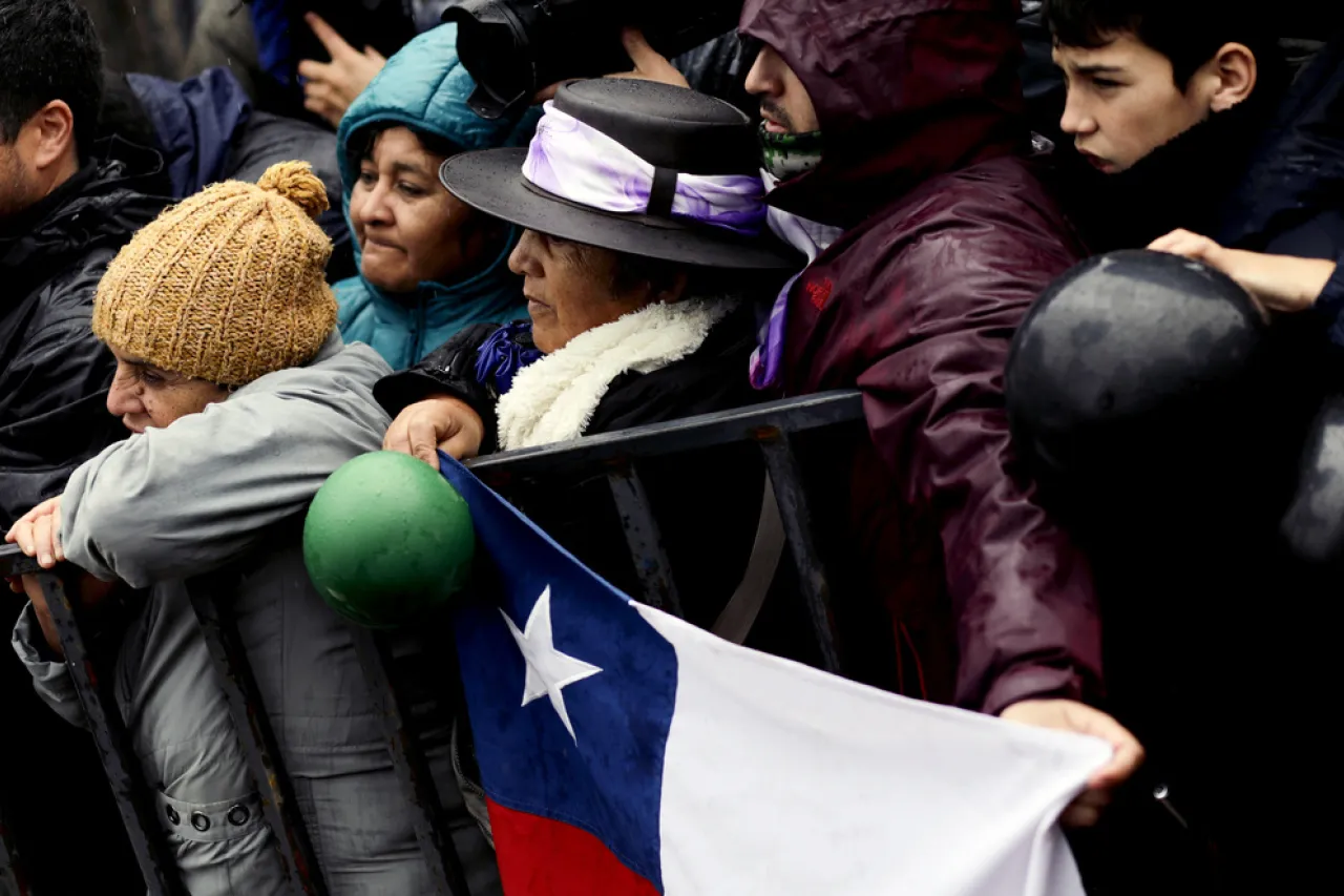 Masivo adiós a los tres carabineros ultimados en Chile