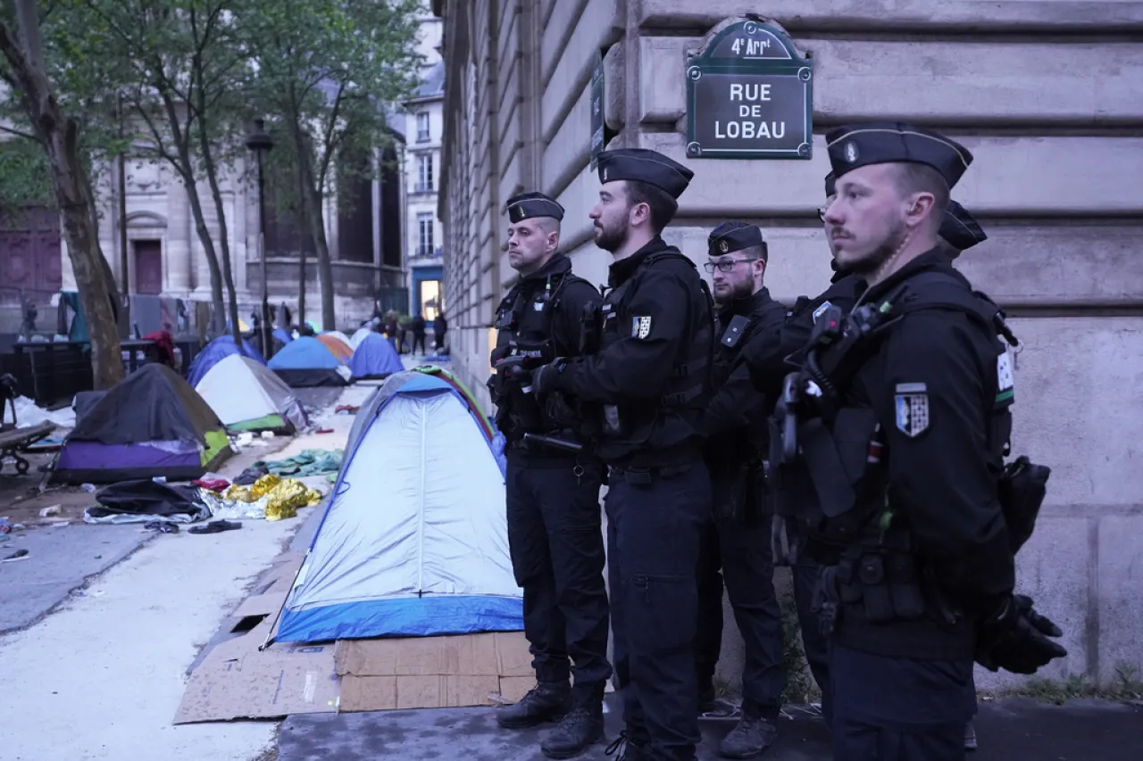 Policía de París desaloja campamento migrante