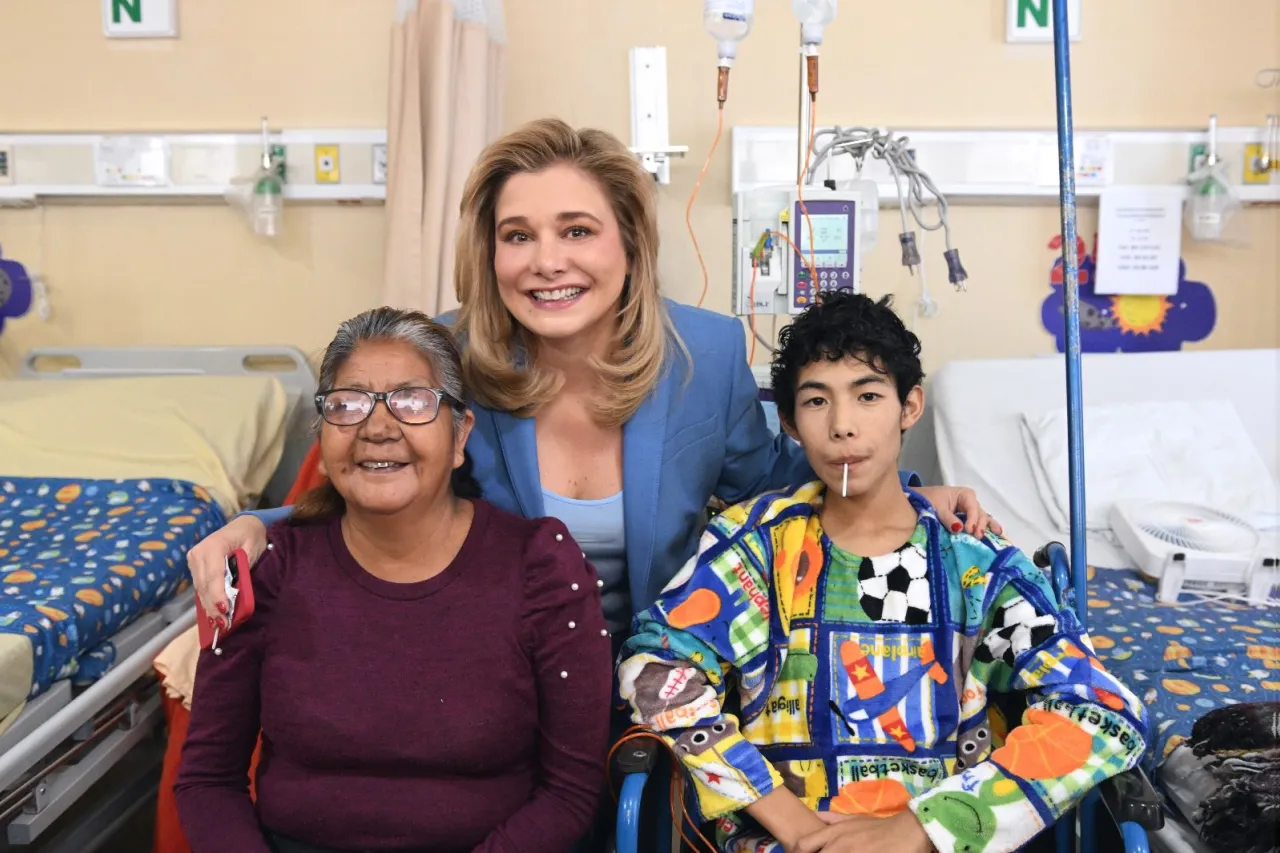 Lleva Maru Campos regalos y palabras de aliento a niños pacientes