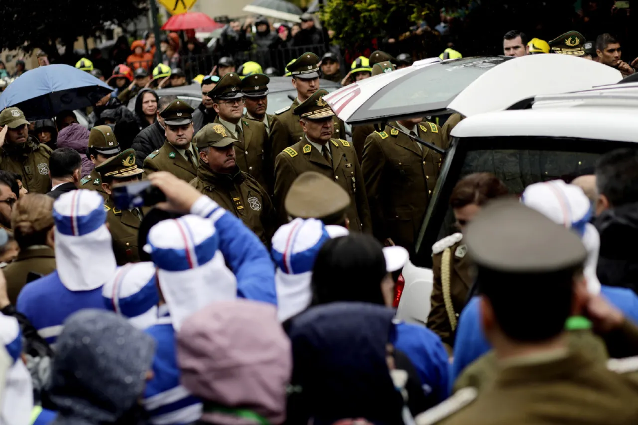 Masivo adiós a los tres carabineros ultimados en Chile