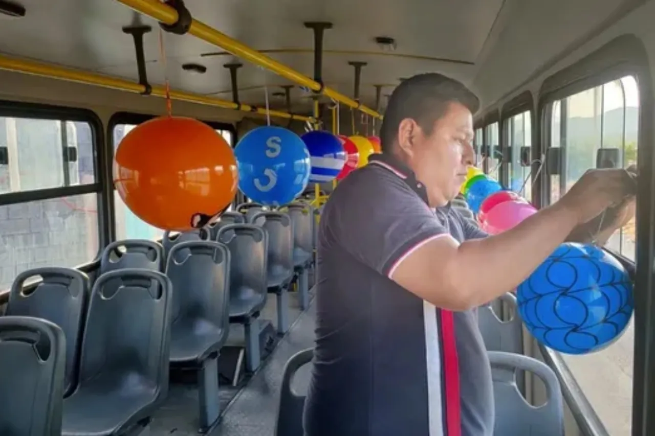 Chofer de ruta regala juguetes a niños pasajeros por el Día de la Niñez