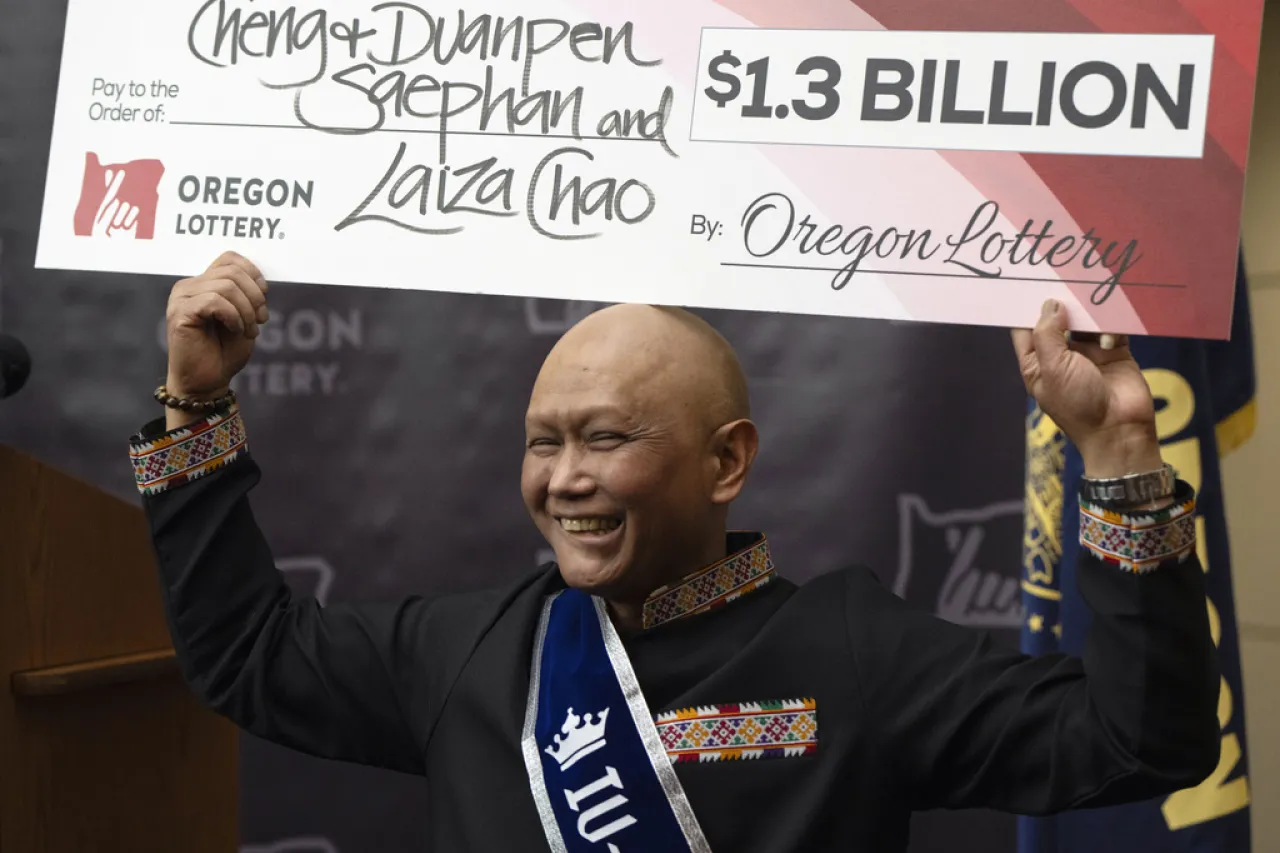 Migrante de Laos con cáncer gana mil 300 mdd de lotería Powerball